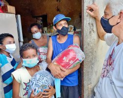 Entrega de doações no bairro Florença (Ribeirão das Neves - MG), no dia 27/02.